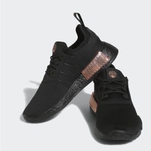 CUSHIONED SHOES WITH
METALLIC POPS.